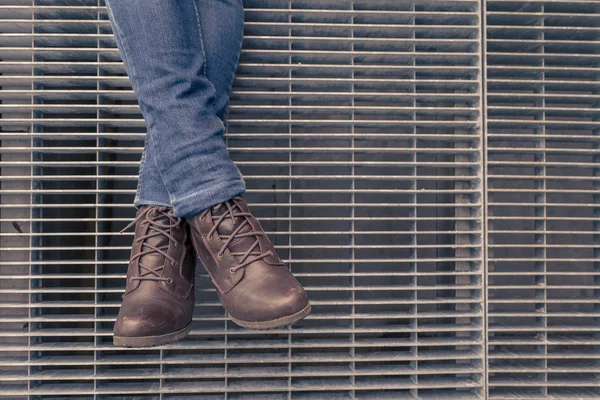 Деталь ног с джинсами и обувью — стоковое фото