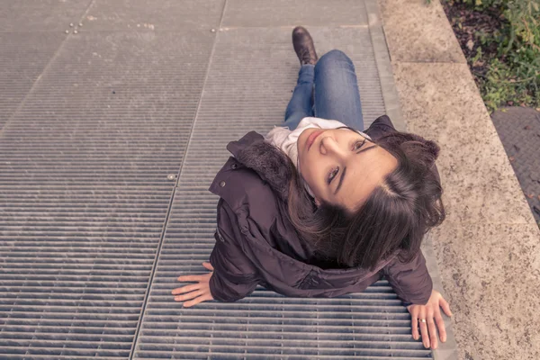 Молода красива дівчина позує на міських вулицях — стокове фото