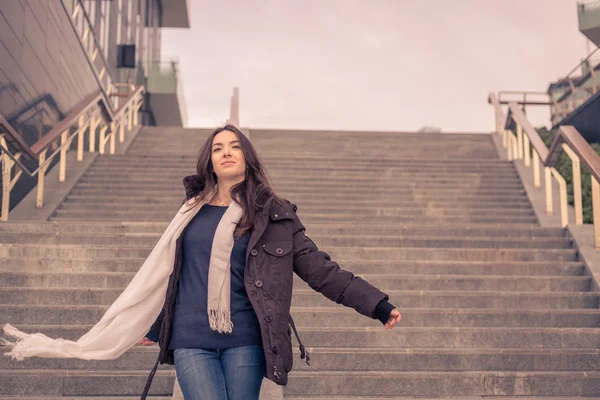 Jeune belle fille posant dans les rues de la ville — Photo