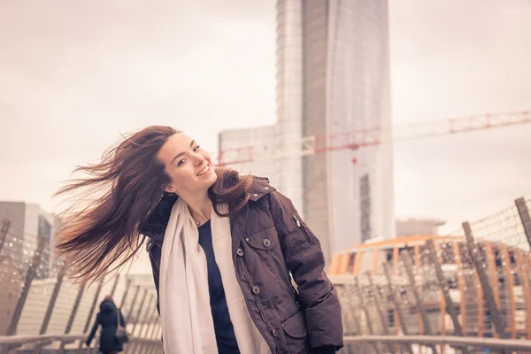 Krásná mladá dívka pózuje v ulicích města — Stock fotografie