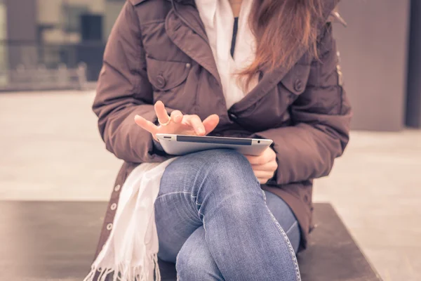 Detail einer jungen Frau, die mit ihrem Tablet arbeitet — Stockfoto