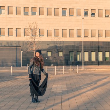 Şehir sokaklarını poz güzel genç kadın