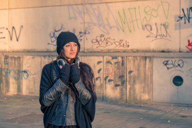 Şehir sokaklarını poz güzel genç kadın