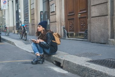 Güzel kız bir kentsel bağlamda poz