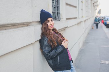 Güzel kız bir kentsel bağlamda poz