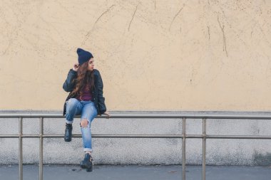 Güzel kız bir kentsel bağlamda poz