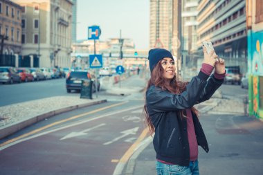 Şehrin sokaklarında bir selfie alarak güzel kız