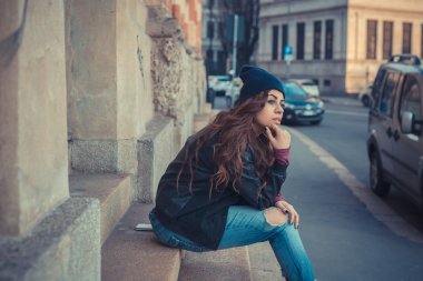 Güzel kız bir kentsel bağlamda poz