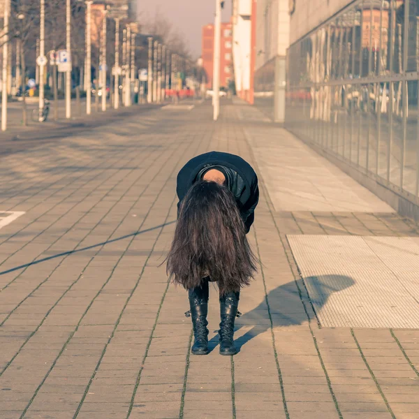 Frumoasă femeie tânără care pozează pe străzile orașului — Fotografie, imagine de stoc