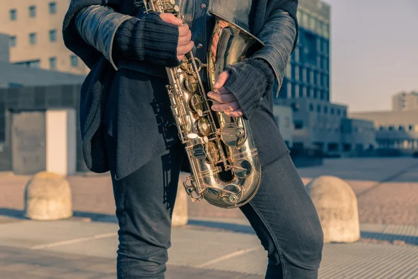 Beautiful young woman with her saxophone — Stock Photo, Image