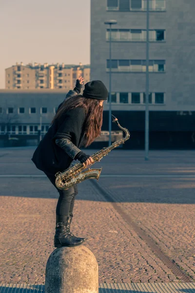 Mulher bonita com seu saxofone — Fotografia de Stock