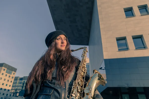 Beautiful young woman with her saxophone — Stock Photo, Image