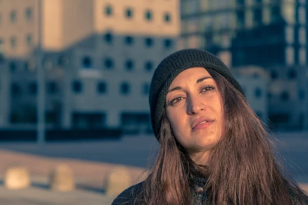 Belle jeune femme posant dans les rues de la ville — Photo