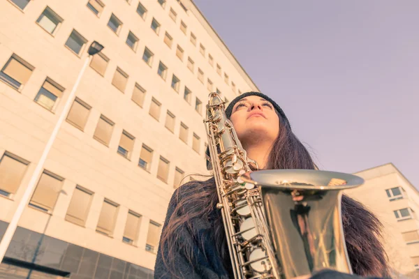 Beautiful young woman with her saxophone — Stock Photo, Image