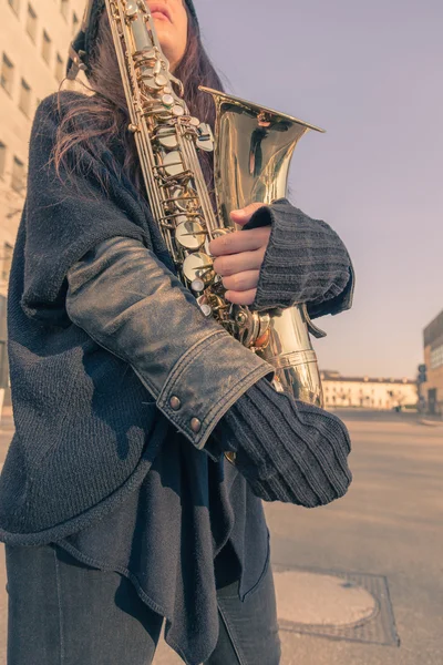 Beautiful young woman with her saxophone — Stock Photo, Image