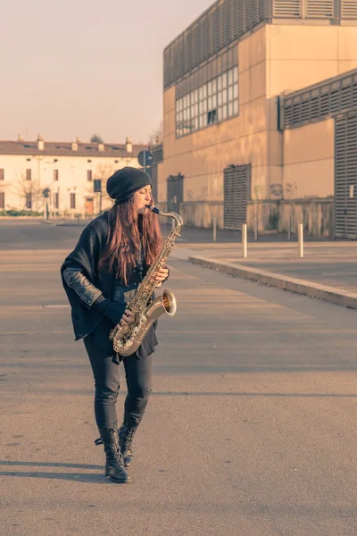 Mulher bonita tocando saxofone tenor — Fotografia de Stock