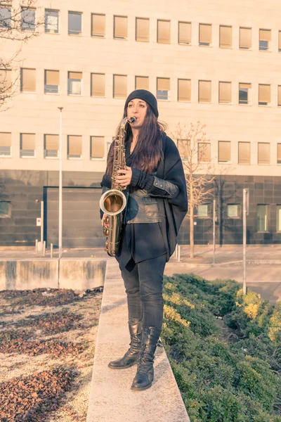 Krásná mladá žena hrající tenor saxofon — Stock fotografie