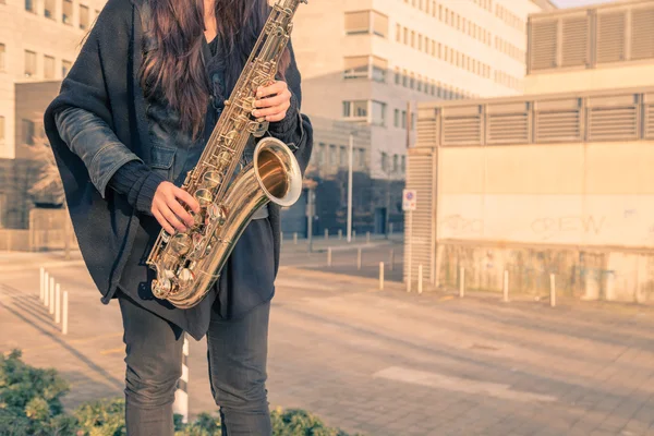 Hermosa joven tocando el saxofón tenor — Foto de Stock