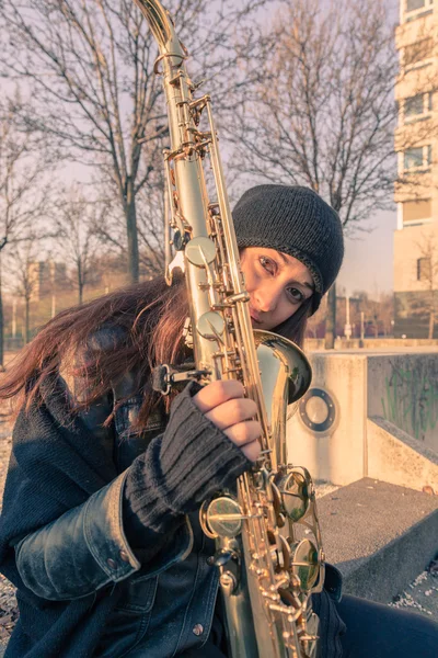 Belle jeune femme avec son saxophone — Photo