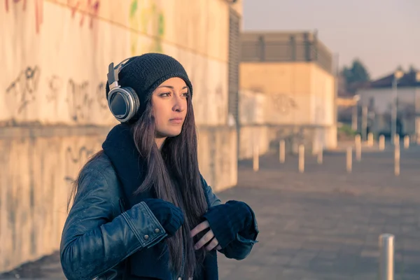 Hermosa joven posando en las calles de la ciudad — Foto de Stock