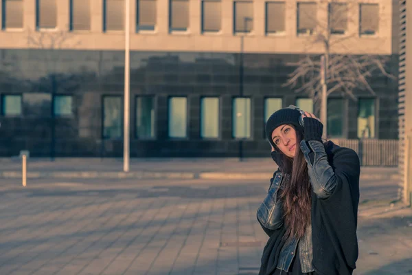 Красивая молодая женщина слушает музыку на улицах города — стоковое фото