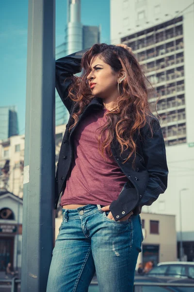 Hermosa chica posando en un contexto urbano —  Fotos de Stock