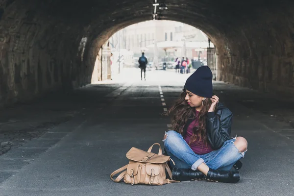 Vacker flicka poserar i en tunnel — Stockfoto