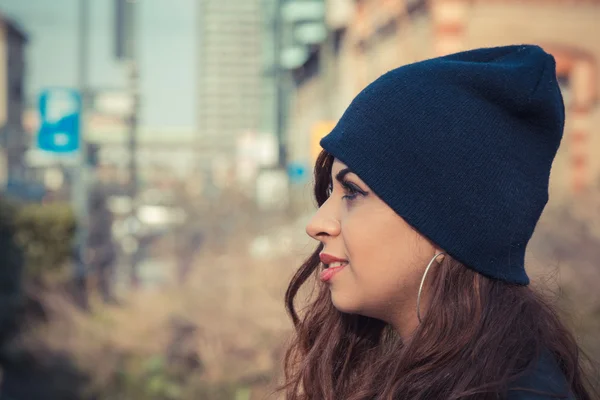 Bella ragazza in posa in un contesto urbano — Foto Stock