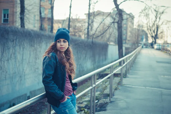 Menina bonita posando em um contexto urbano — Fotografia de Stock