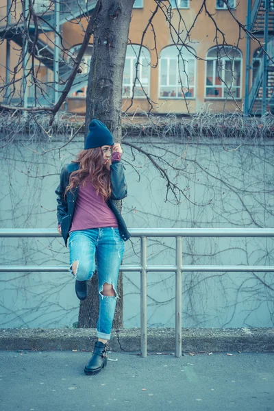 Beautiful girl posing in an urban context — Stock Photo, Image