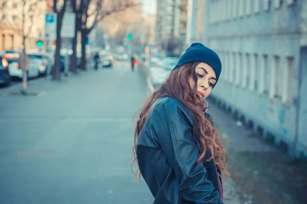 Hermosa chica posando en un contexto urbano —  Fotos de Stock