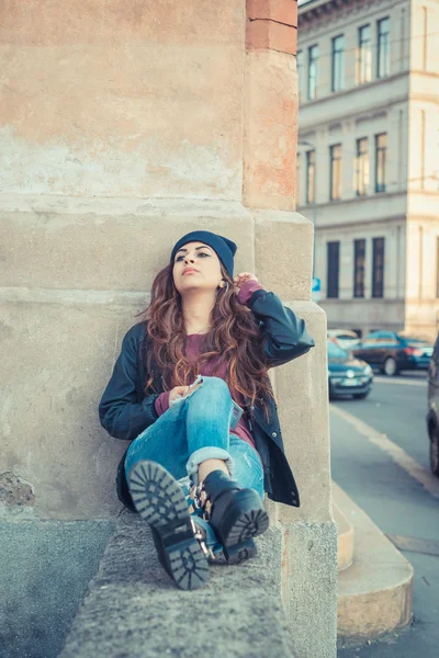 Mooi meisje poseren in een stedelijke context — Stockfoto