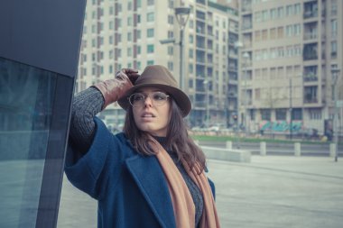 Şehir sokaklarını poz güzel genç esmer