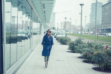 Şehir sokaklarını poz güzel genç esmer