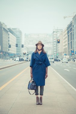 Şehir sokaklarını poz güzel genç esmer