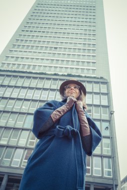 Şehir sokaklarını poz güzel genç esmer