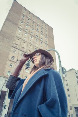 Şehir sokaklarını poz güzel genç esmer