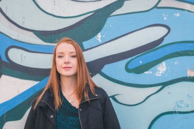 Güzel kız şehir sokaklarda poz