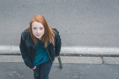 Güzel bir kız şehir sokaklarda poz Üstten Görünüm