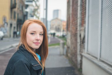 Güzel kız şehir sokaklarda poz