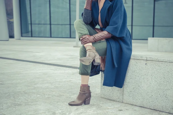 Détail d'une femme posant dans les rues de la ville — Photo