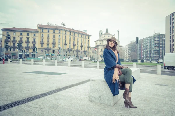 Krásná mladá brunetka pózuje v ulicích města — Stock fotografie