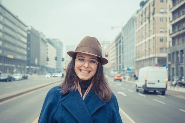 Beautiful young brunette posing in the city streets — Stock Photo, Image