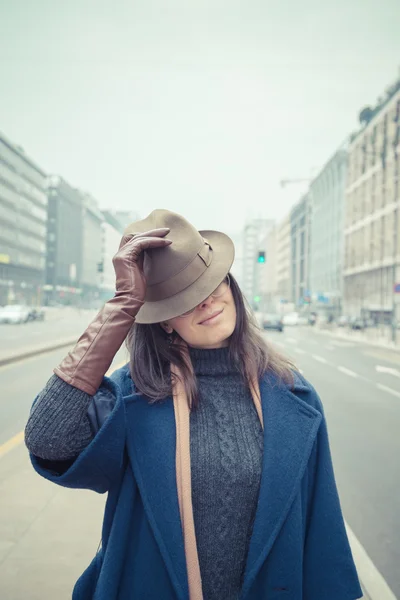 Piękna młoda brunetka pozowanie na ulicach miasta — Zdjęcie stockowe