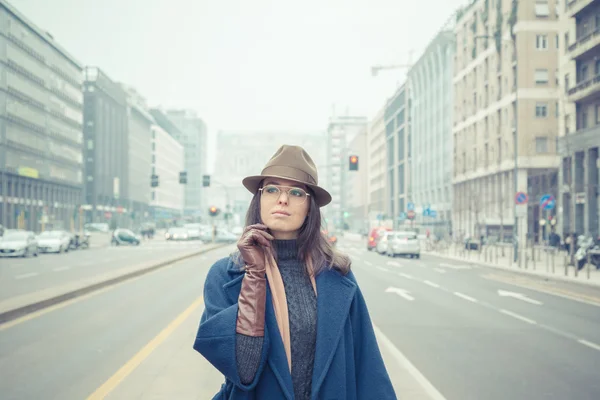 Linda jovem morena posando nas ruas da cidade — Fotografia de Stock