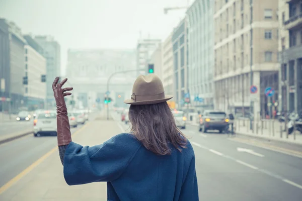 Belle jeune brune posant dans les rues de la ville — Photo