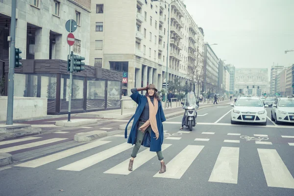 Linda jovem morena posando nas ruas da cidade — Fotografia de Stock