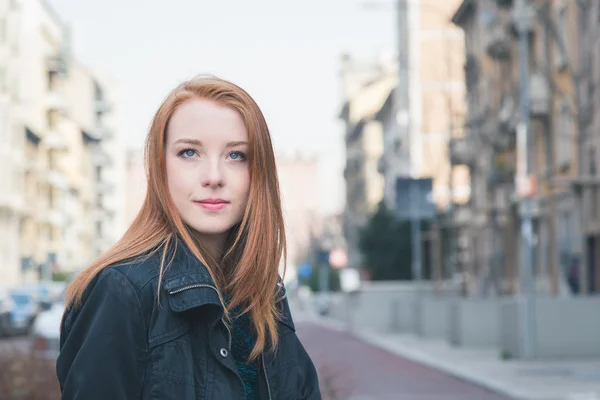 Beautiful girl posing in the city streets — Stock Photo, Image