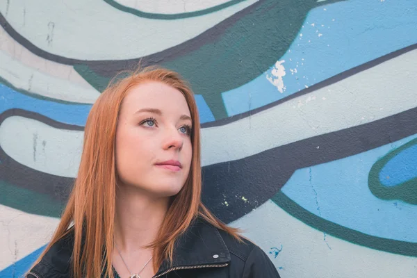 Menina bonita posando nas ruas da cidade — Fotografia de Stock