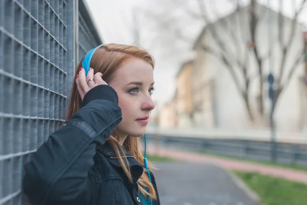 Beautiful girl posing in the city streets — Stock Photo, Image